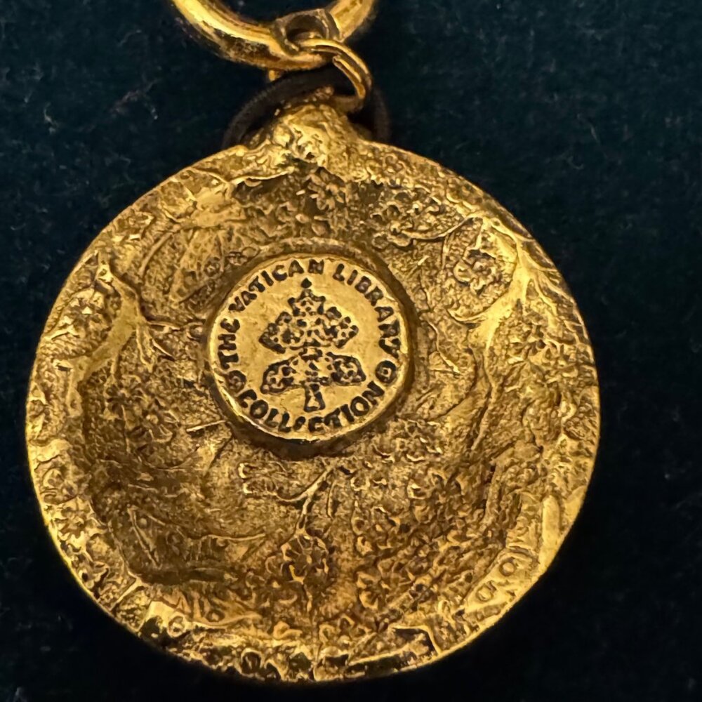 Vatican Library Collection Goldtone Fish Medallion Keyring With Crystal Accents - Picture 2 of 8